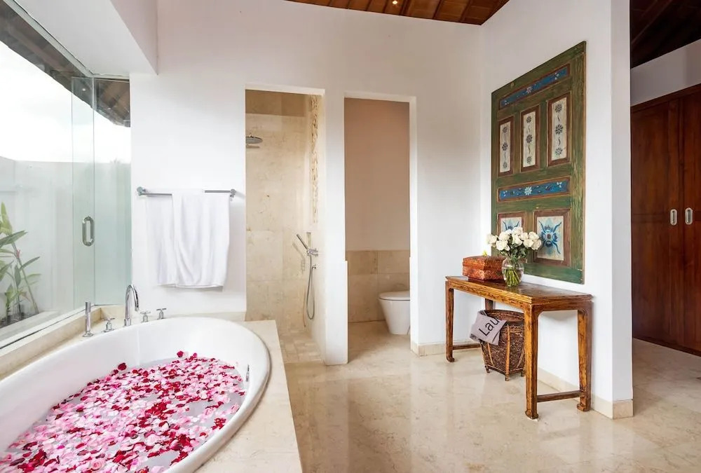 Villa Rubina - Luxury Pool Villa in Batu Belig Next to the Beach