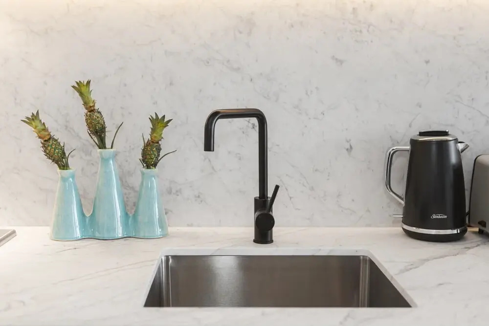 Chic 1-bed With a Sleek Balcony Near Shops