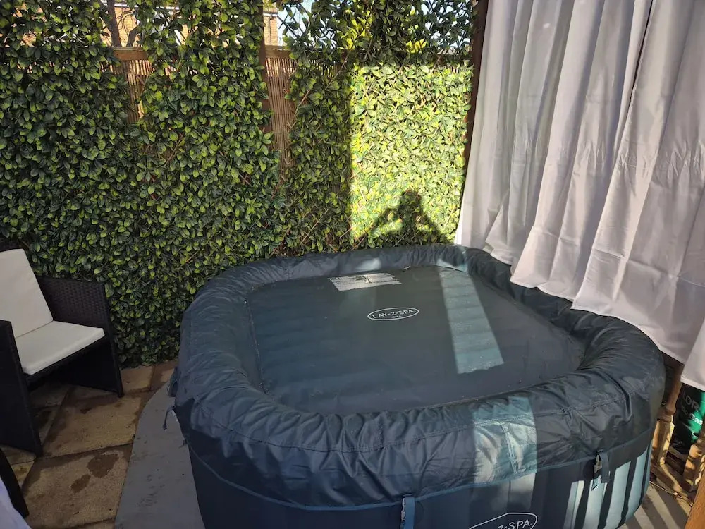 Cosy 1BR Hideaway - Hot Tub, Wifi & Private Pond