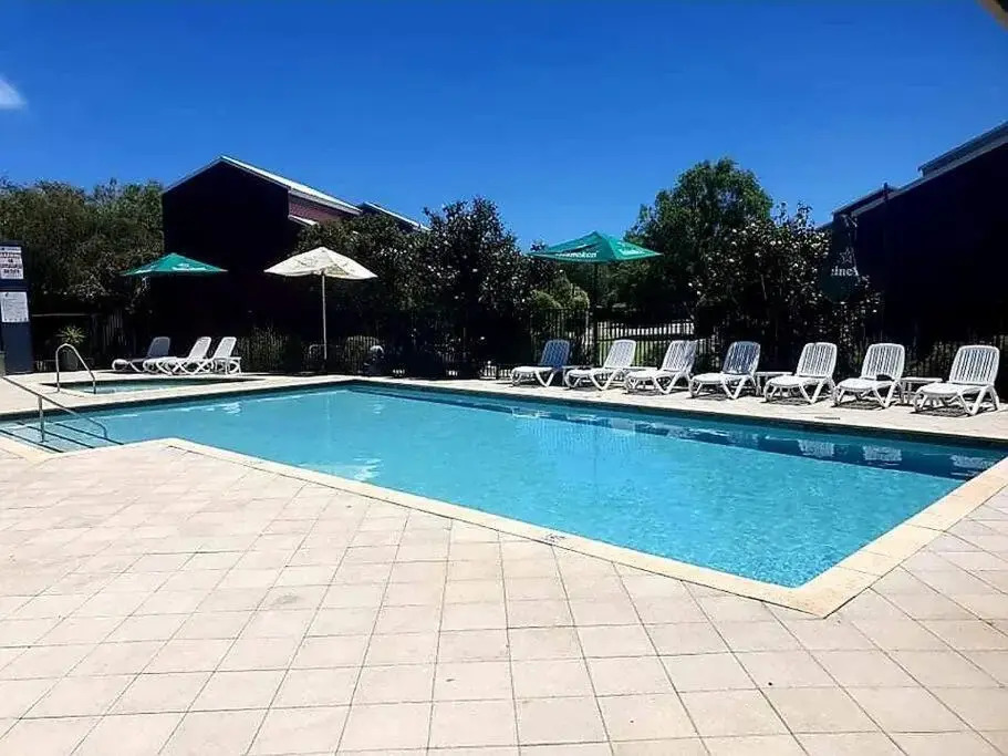 South-West getaway! Pool, tennis & Foxtel