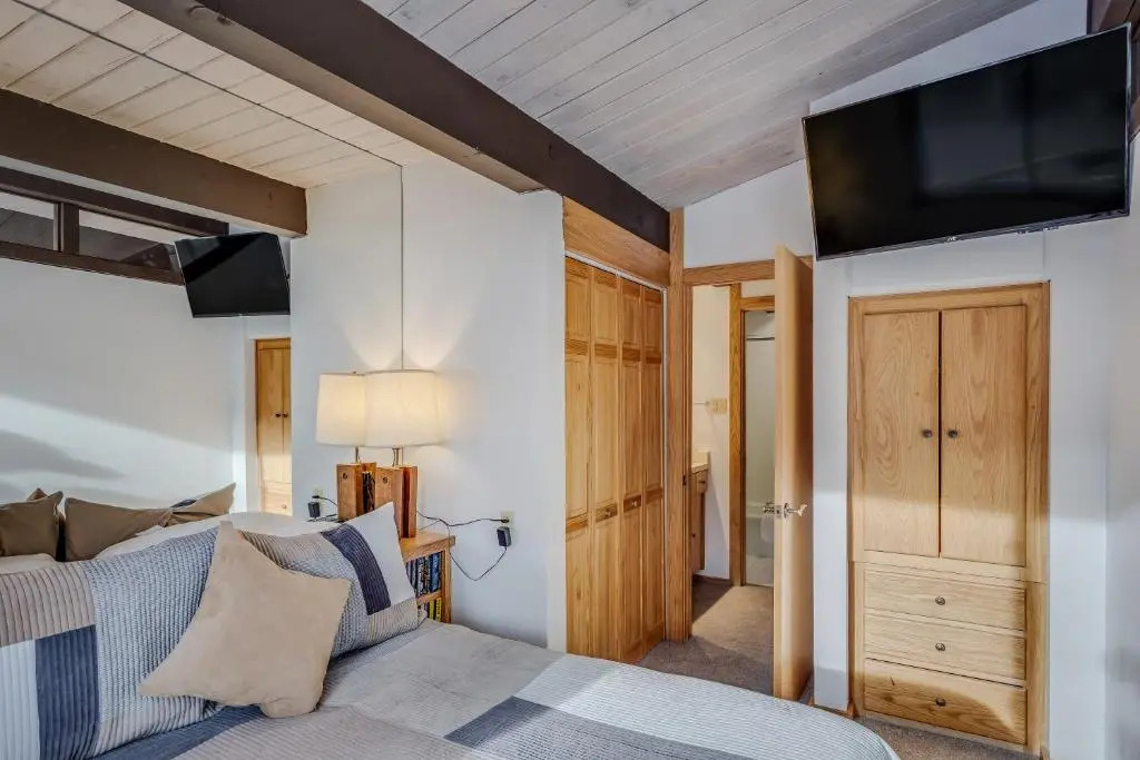 Laurelwood Condominiums Studio Deluxe Unit 414