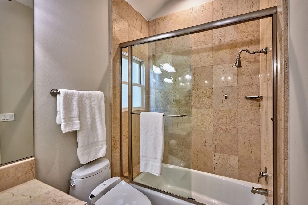 Spacious & Welcoming Close To Stanford & Tech 4 Bedroom Home by RedAwning