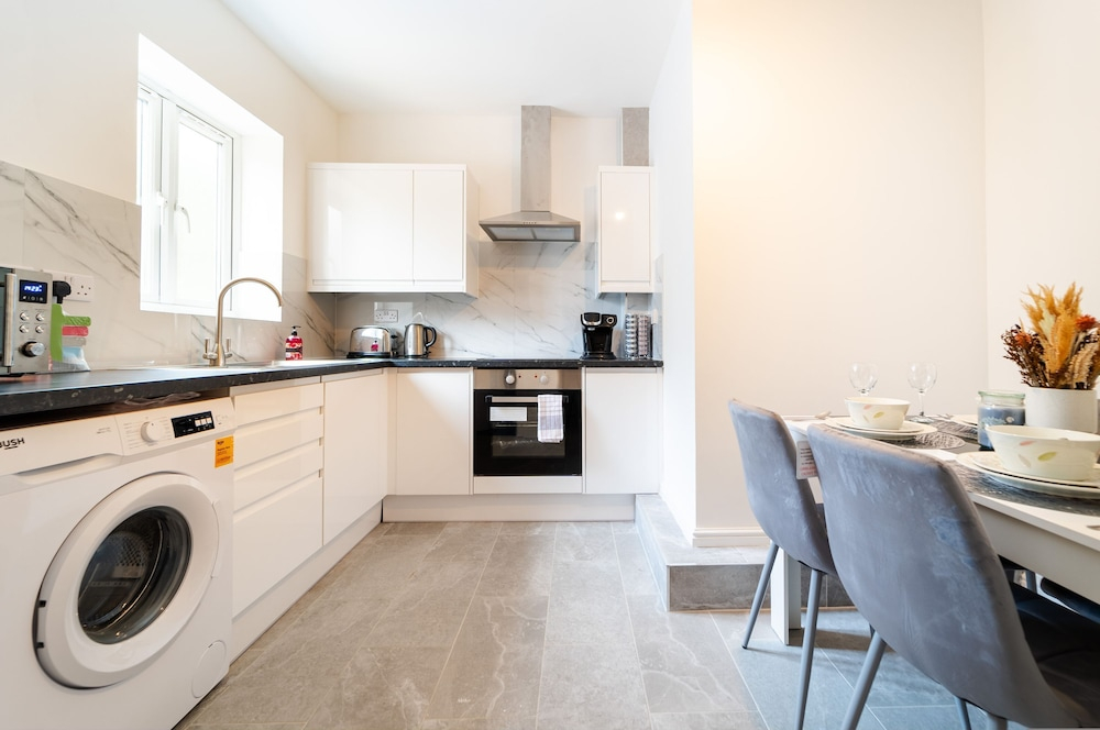 LUX 2bdr Flat Near LTN Airport City Centre