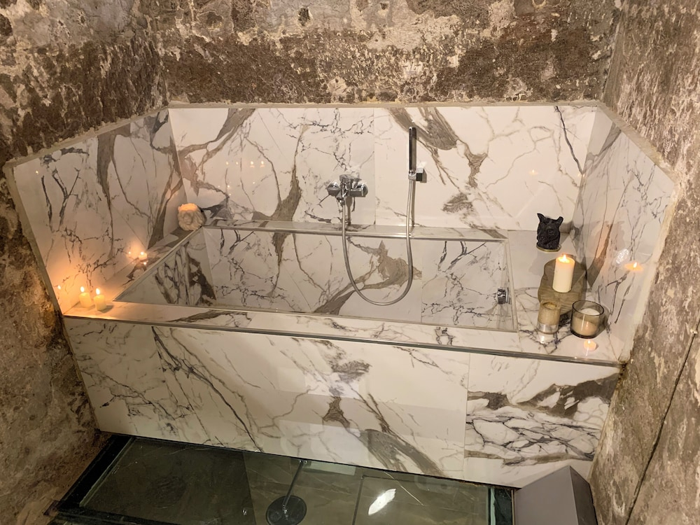 Spanish Queen Apartment