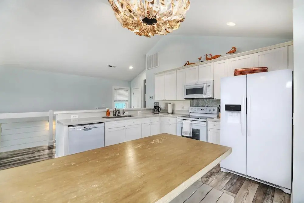Beach Bliss: 4br Beach Access Kayak Wi-fi 4 Bedroom Home by RedAwning