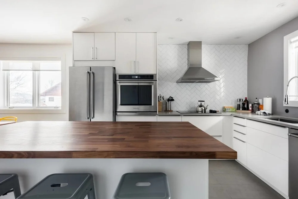 Commodious Condominium in Tranquil Lakeside Setting