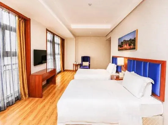 Hilary International Hotel (Zhonghuan City, Exit near Fanhua Avenue Metro Station)