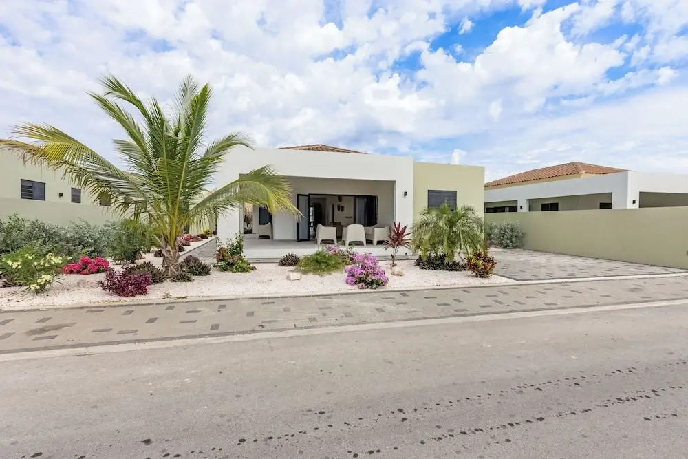 Infinity Blue villa with private pool at Mambo Beach
