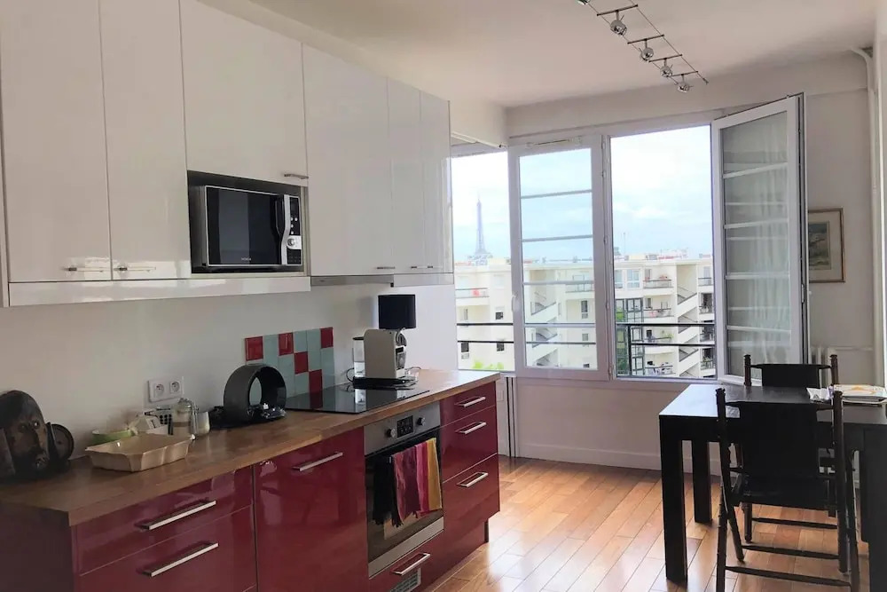 Apartment for 4 Persons View on the Eiffel Tower