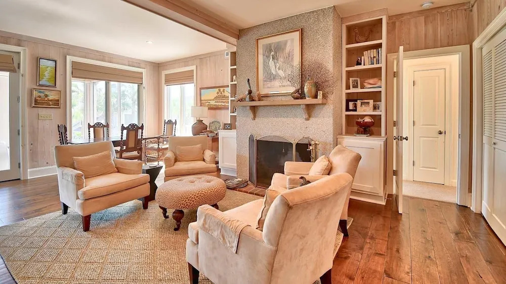 134 Maison Blanche 7 Br Home by RedAwning