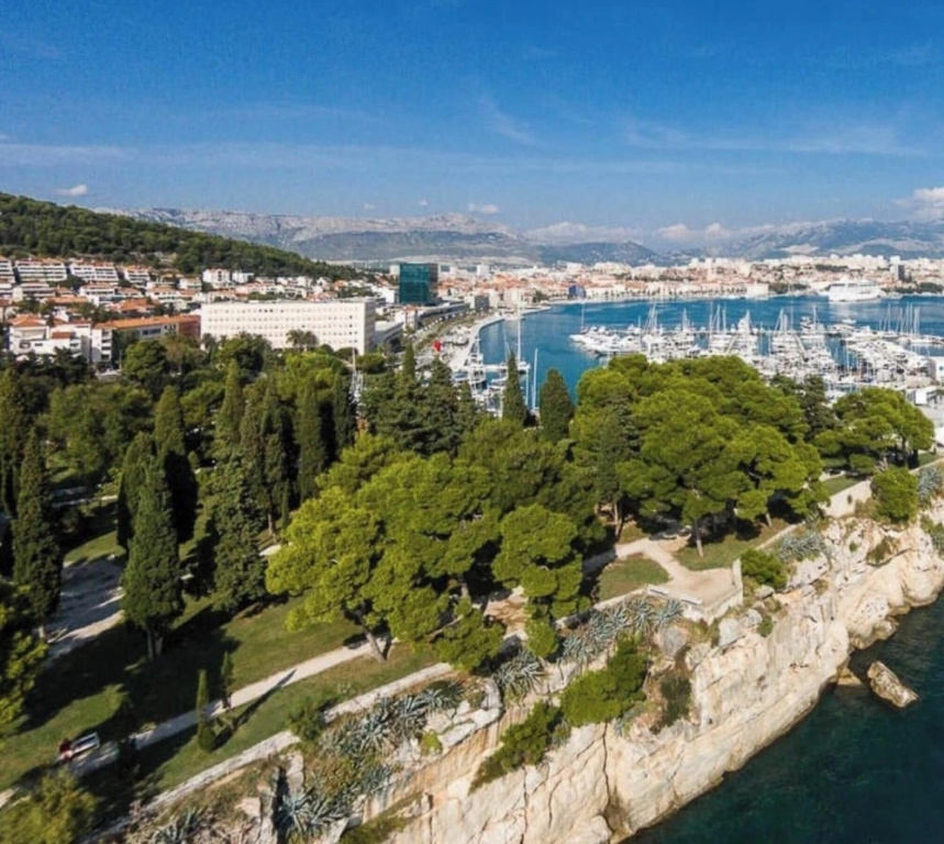 Cool Attic apt w Gallery, in the Heart of Split