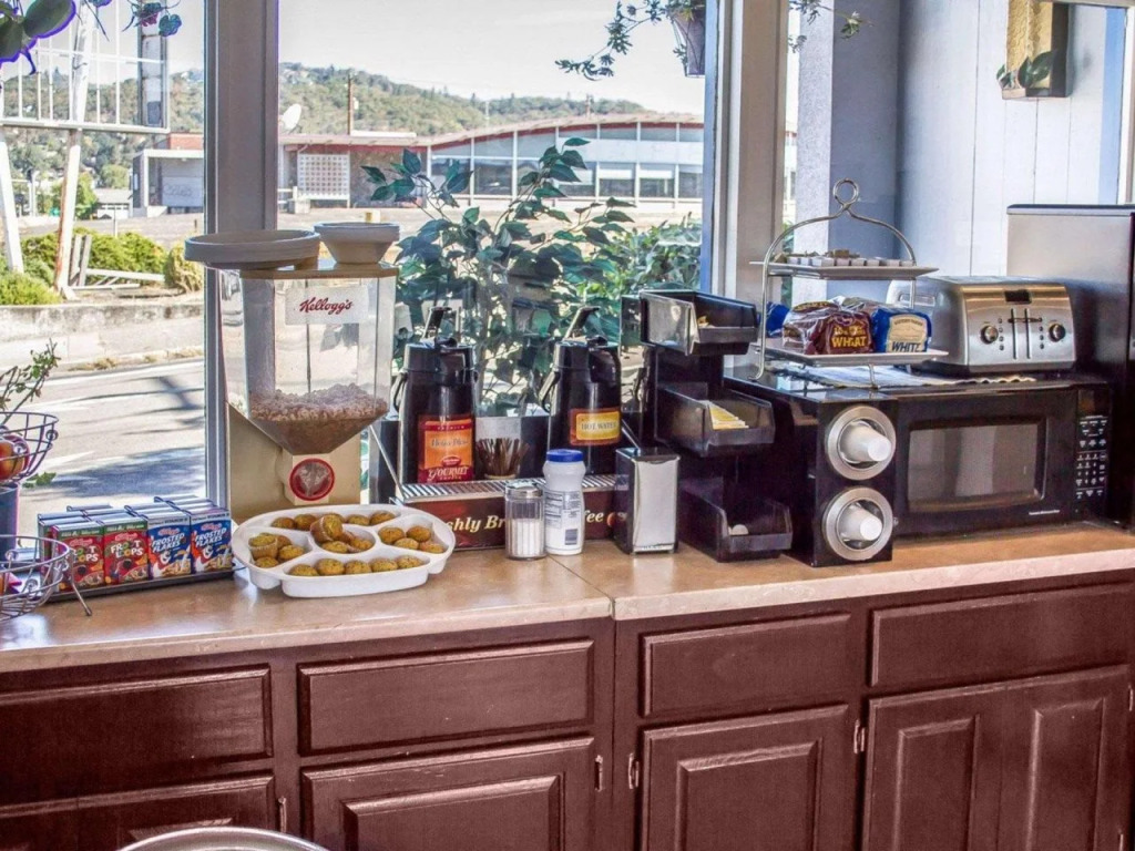 Rodeway Inn & Suites Roseburg