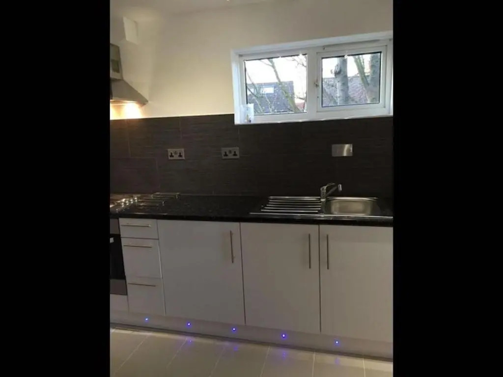 Small Modern Comfortable 2 Bedroom Apartment - Cmyr