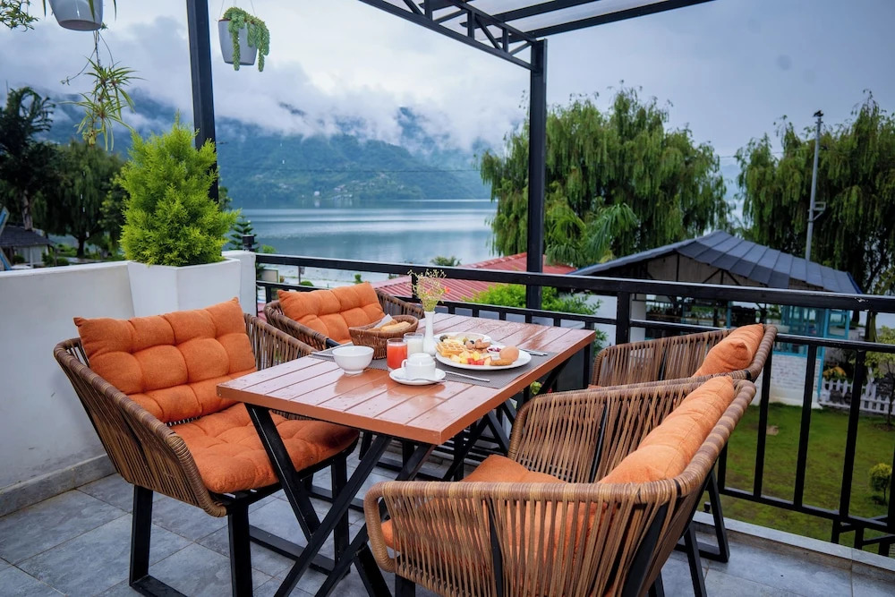 Majestic Lake Front Hotel & Suites