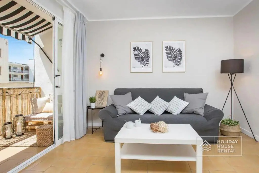 Cosy 3-bedroom apartment for 6-8 people just 50m from the beach