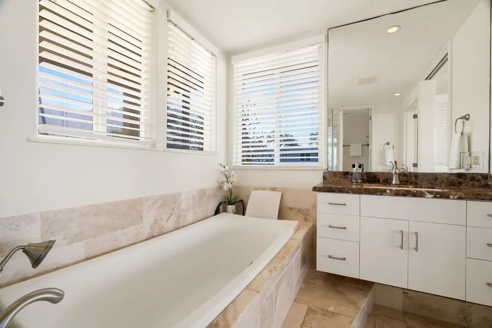 King Hale 4 Bedroom Home by RedAwning