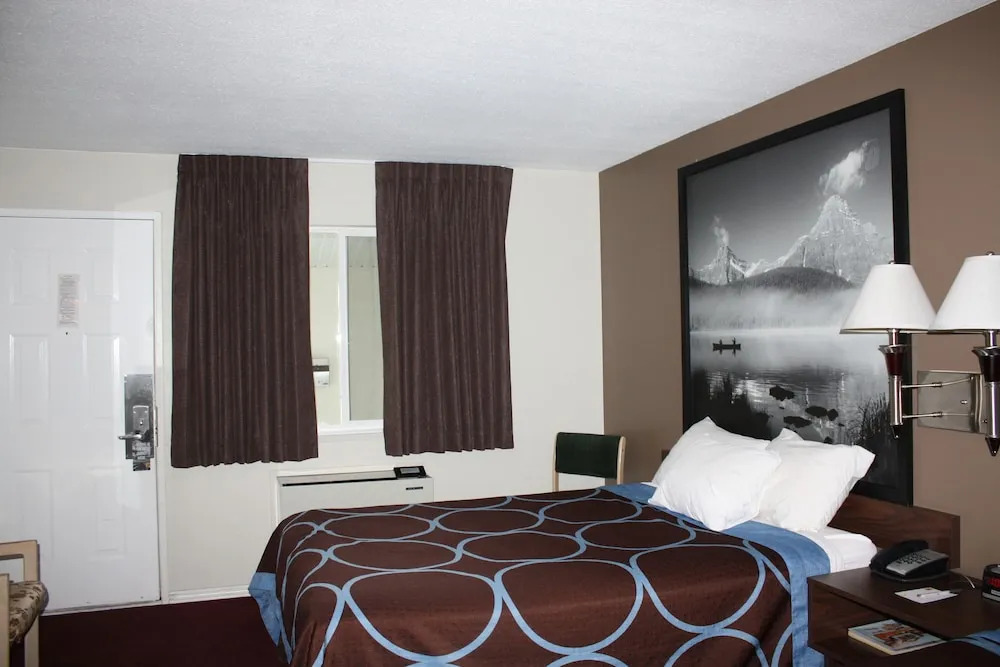 Super 8 Merritt