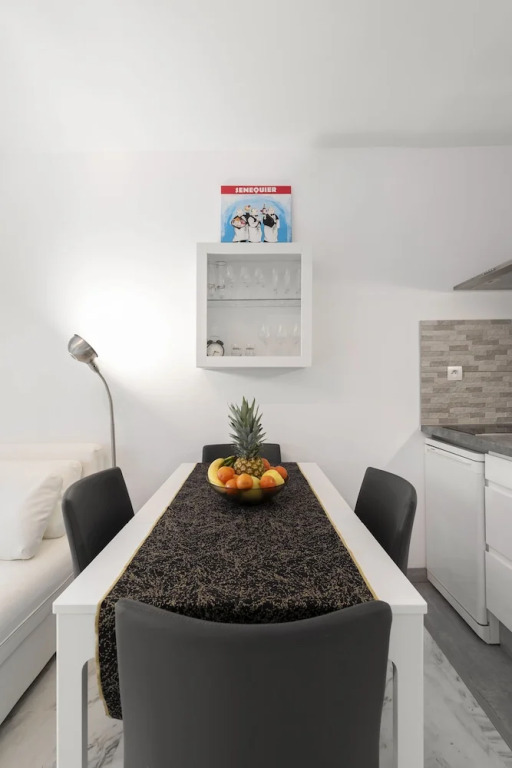 Appartement 2 pièces au calme proche Martinez avec parking privé