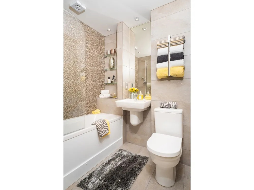 Stunning 1BR Apartment in Central York W/parking