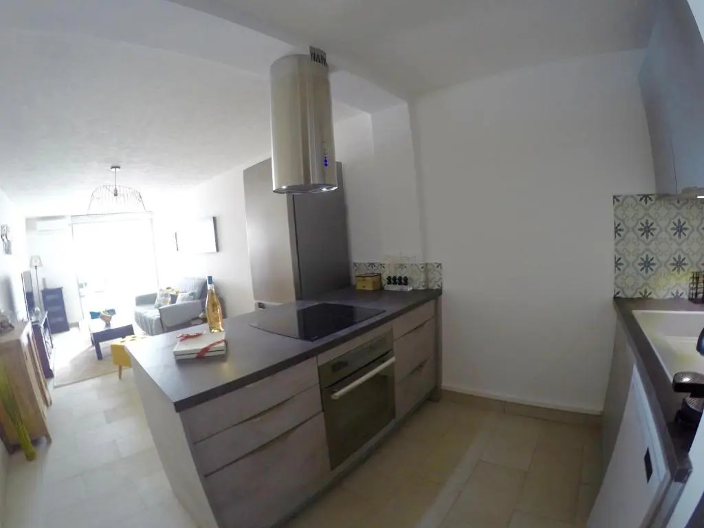 Nouvelle annonce : Appartement rénové de 66m2 pleine vue mer!