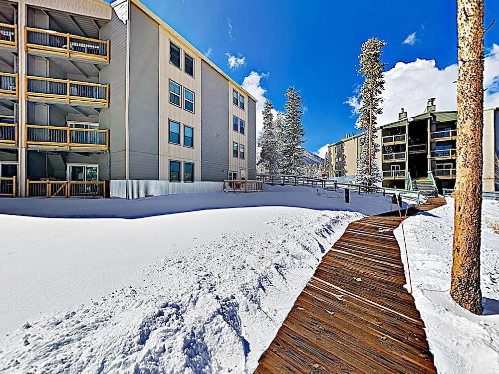 Updated Treehouse W/ Heated Pool & Hot Tubs 2 Bedroom Condo
