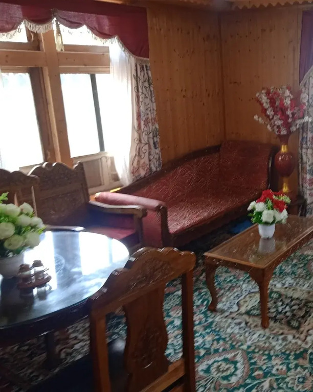 Mughal E Azam Houseboats