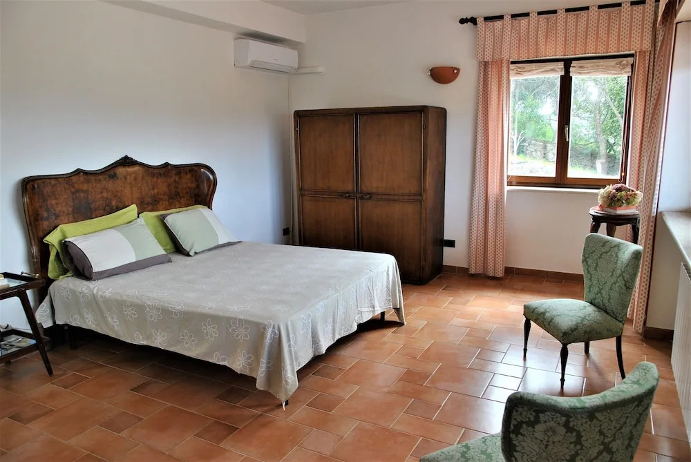 Suite on hill, air-conditioned apartment in villa with outdoor patio
