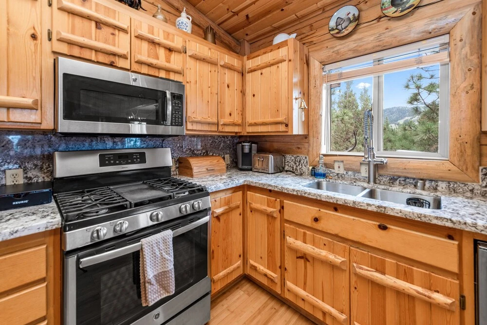 Moon Bear Lodge - Gorgeous Natural Wood Finishes At This Quality Home With Foosball! 3 Bedroom Cabin