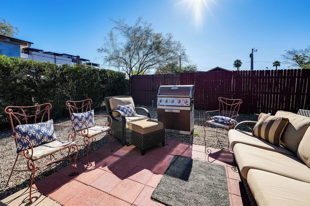 Near Restaurants + Light Rail: Phoenix Getaway