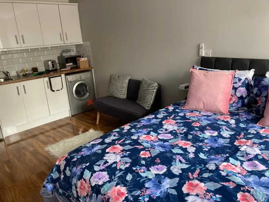 Beechfield House Modern studio self-contained unit with free WiFi and Parking and kitchen area 4m from city centre and castle