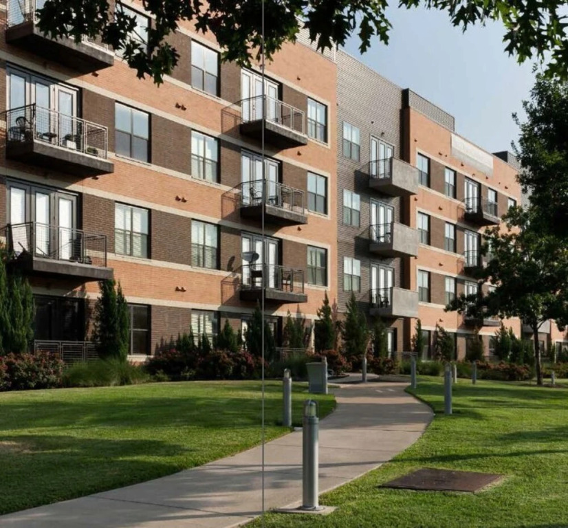 Design District Apts Near Market Ctr by Frontdesk