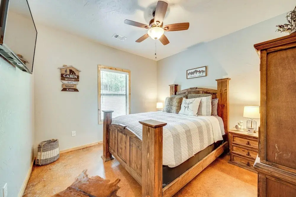 Walk to Restaurants: Hot Tub Haven in Broken Bow!