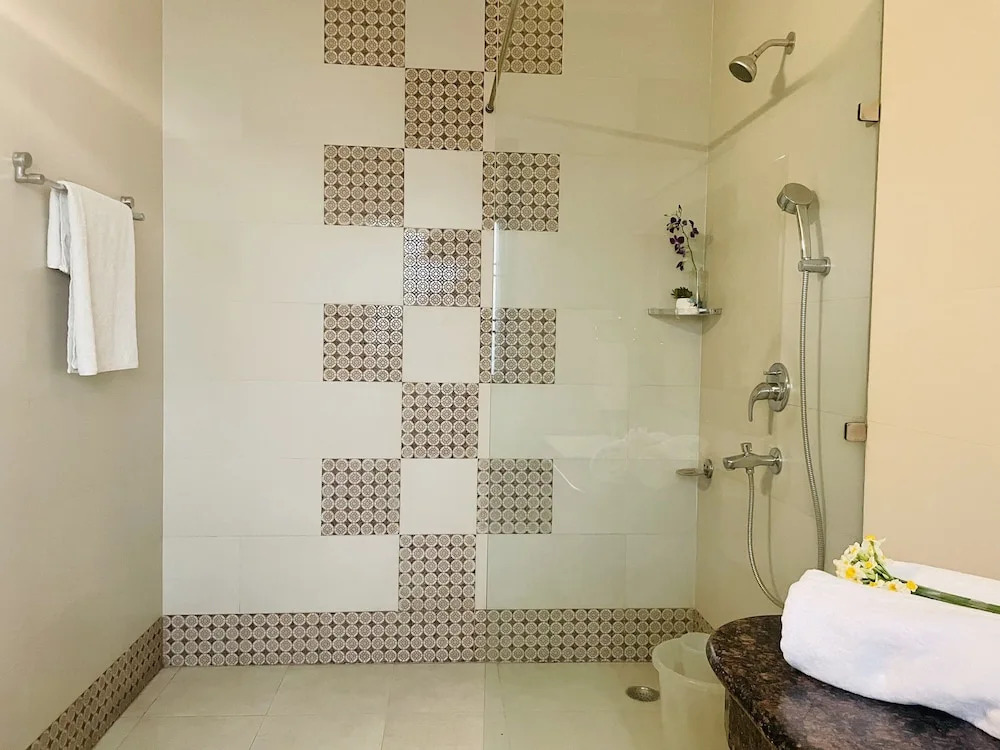 BluO 3BHK Golf course road with Balcony and Lift