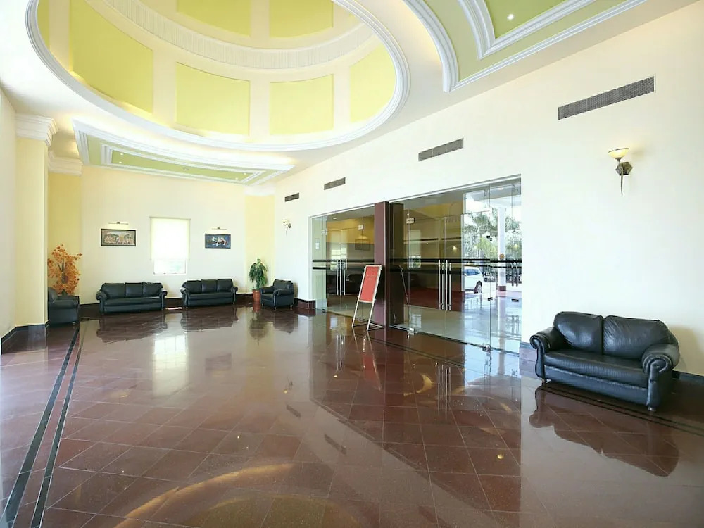 OYO 12989 White Diamond Hotel