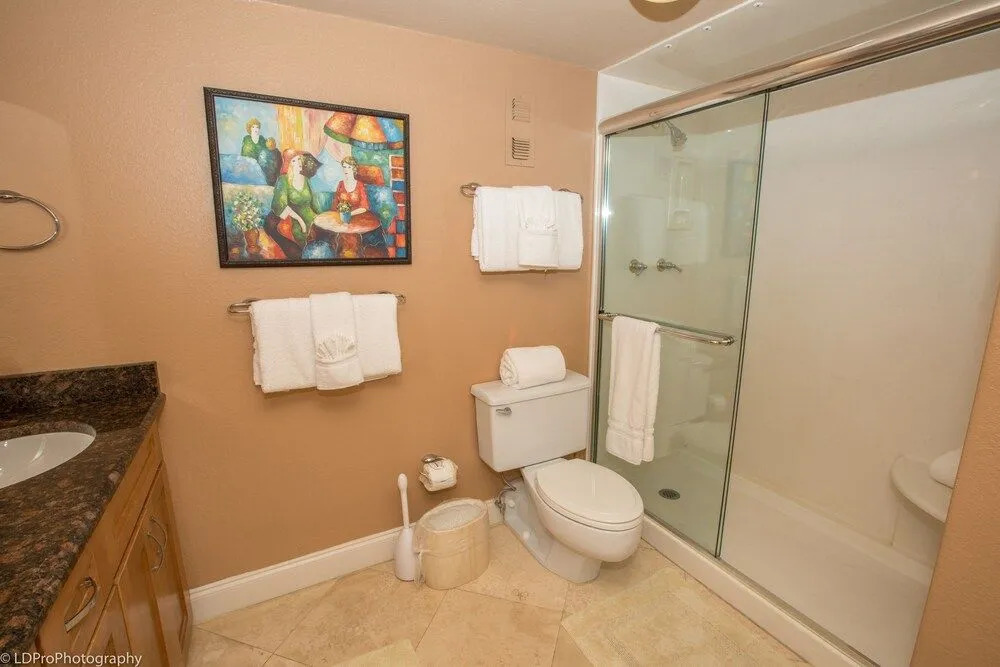 Shoreline Towers 1052 2 Bedroom Condo by RedAwning