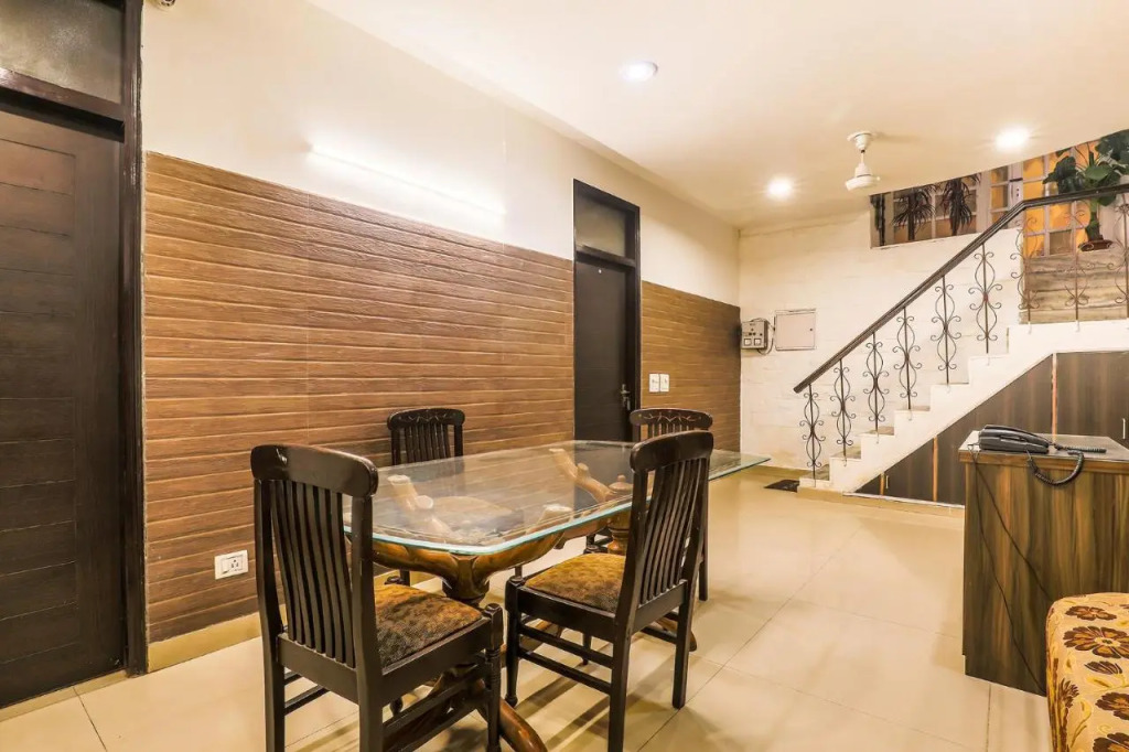 Via Hemkunt Mansion - Nr Noida Sector-15 Metro