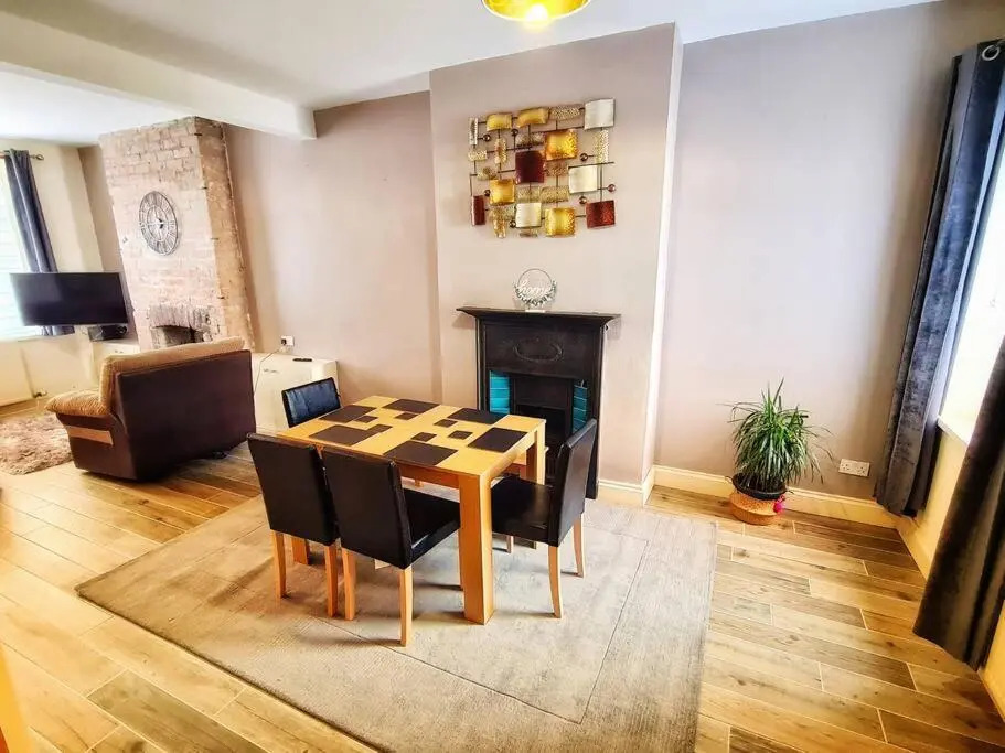 Lovely 3 bedroom house with garden and parking