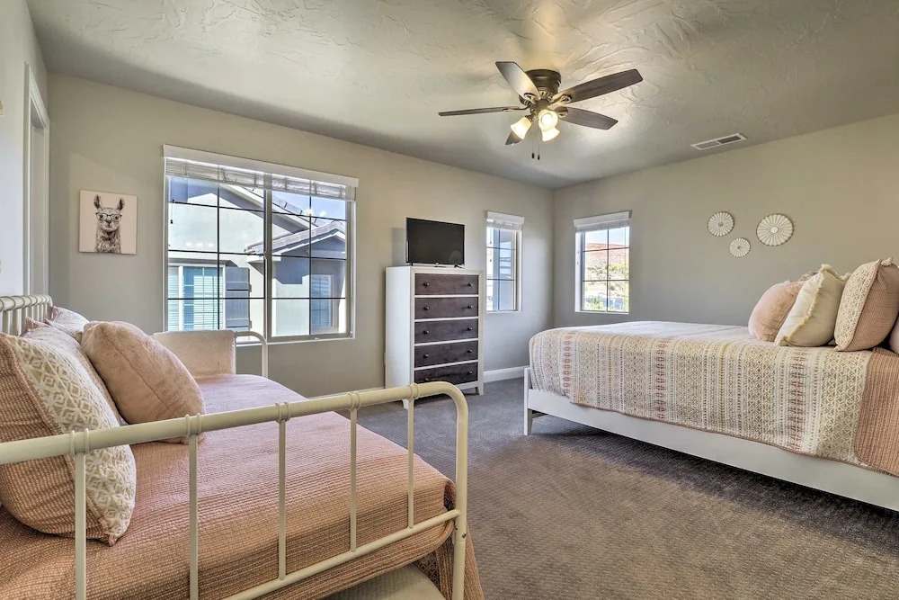 Washington Townhome w/ Patio + Resort Perks!