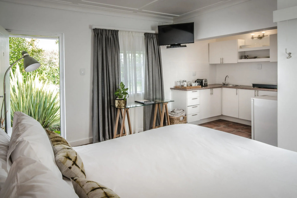 Whispering Oaks Guest House