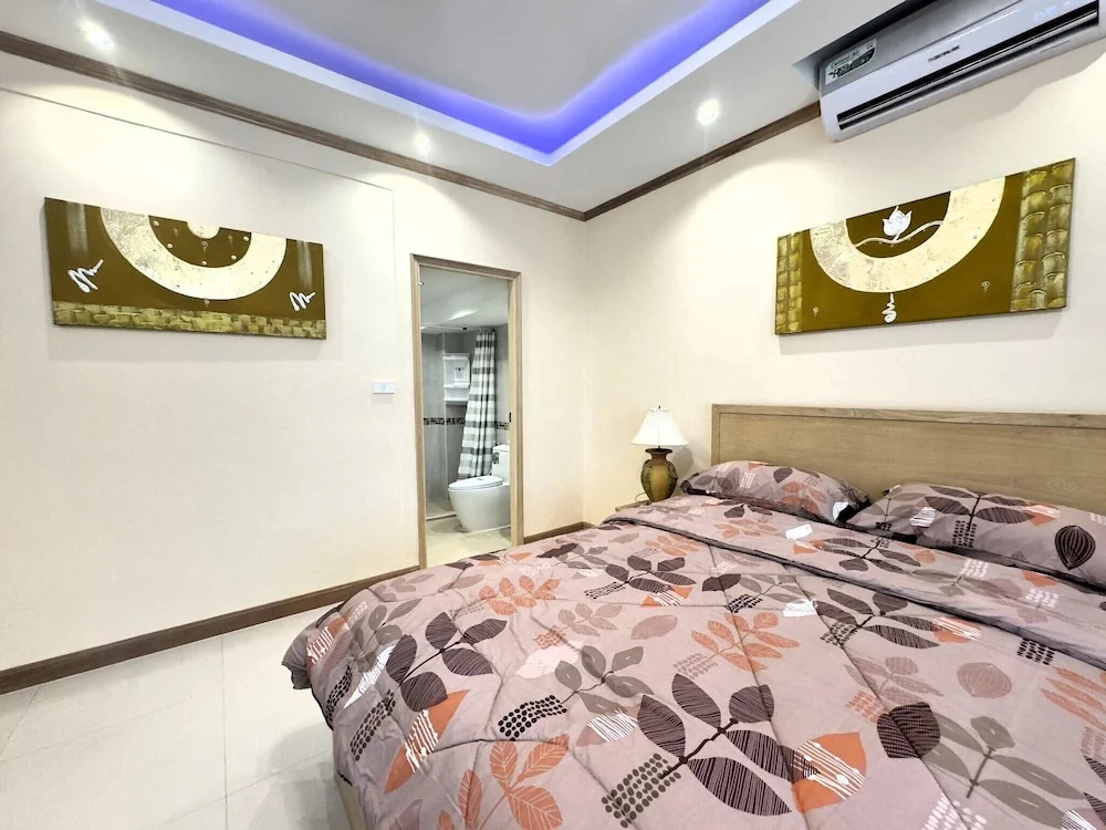 Stylish 1-bedroom Corner Condo Near Thepprasit Night Market -keha Condominium