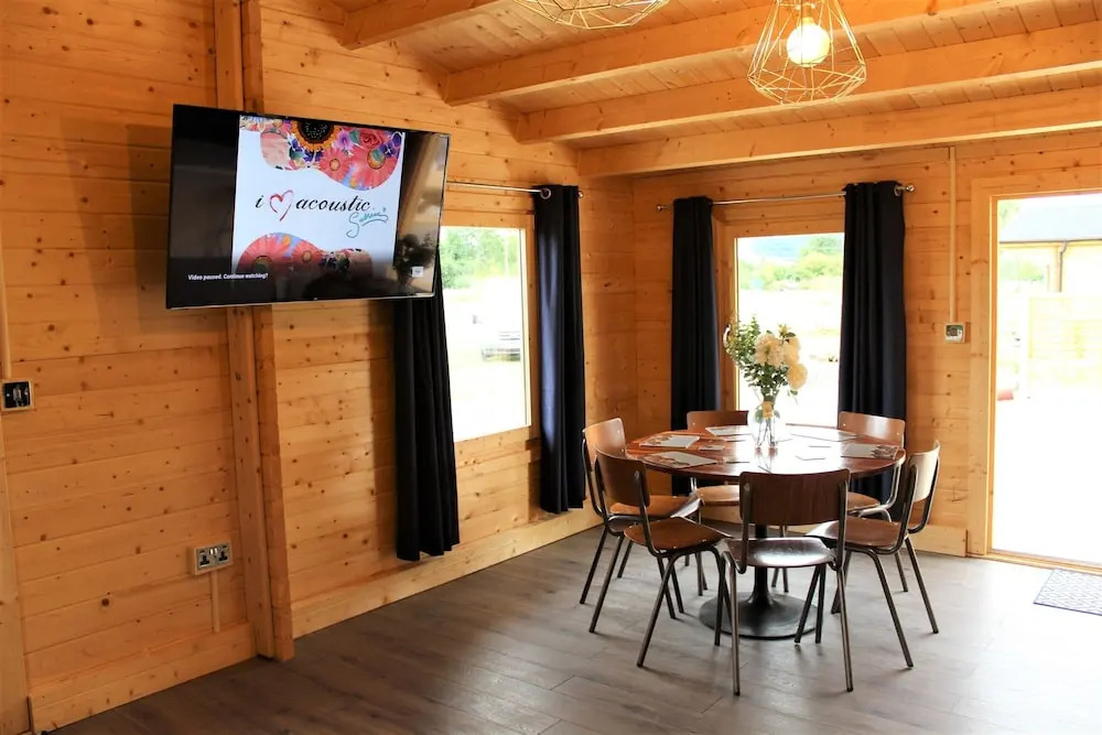 Inviting 3-bedroom Lodge in Ashton Under Hill