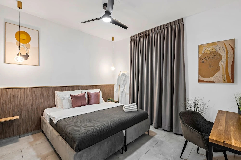 Old City Boutique - By La Finca Hotels- חוויית אירוח יוקרתית, חניה בחינם וקרבה לשדרת הקולינריה של העיר
