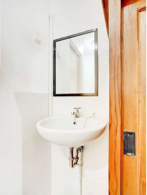 RedDoorz Syariah at Homestay Bougenville near Taman Alun-Alun Kota Lamongan