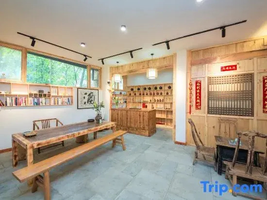 Luojia Wine Resort Homestay (Qingcheng Qianshan Branch)