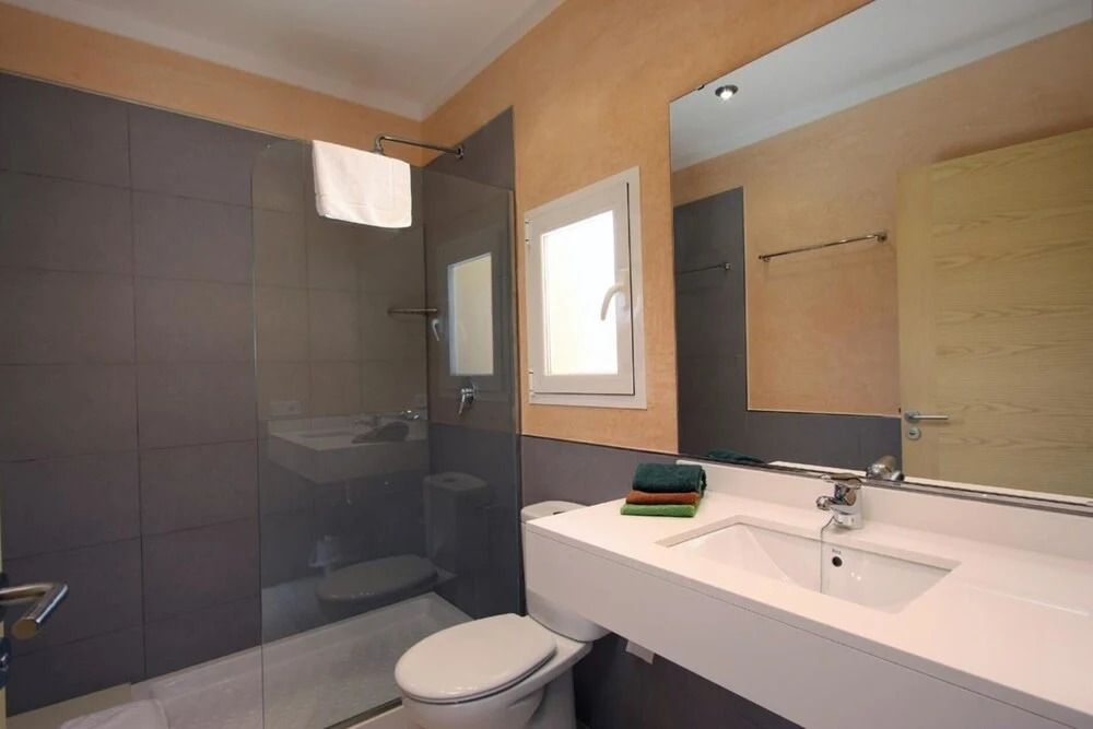 Villa - 4 Bedrooms with Pool and WiFi - 103196