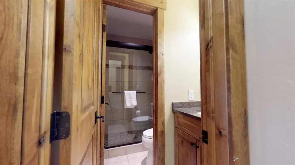 Luxury 3 Bedroom Lionshead Village Condo With Rooftop Pool, Hot Tubs
