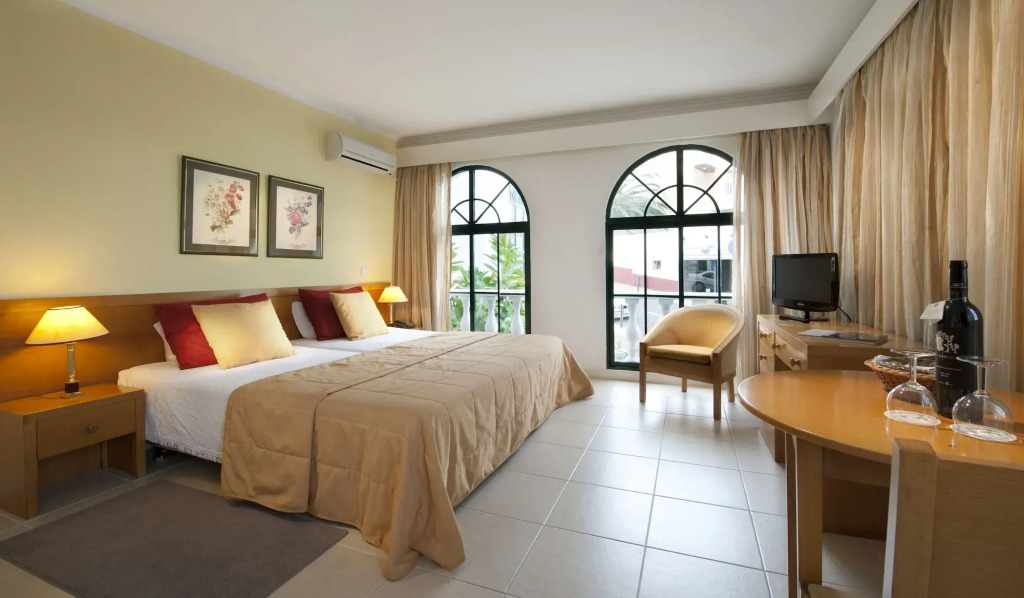 Hotel Roca Mar