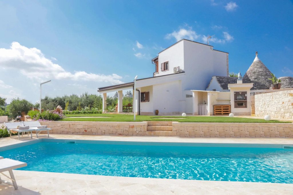 TD Trulli Saveni Trulli with Pool Near the Centre