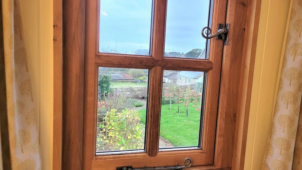 Plank Bridge Shepherds Hut in Orchard - Peaceful Escape for Two