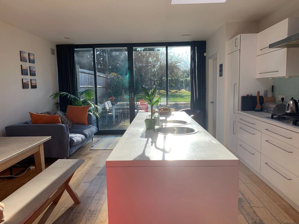 Lovely 2 Bedroom Apartment With Stunning Kitchen on to Garden